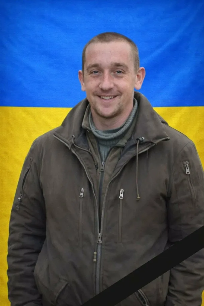 Чоловік перед прапором України