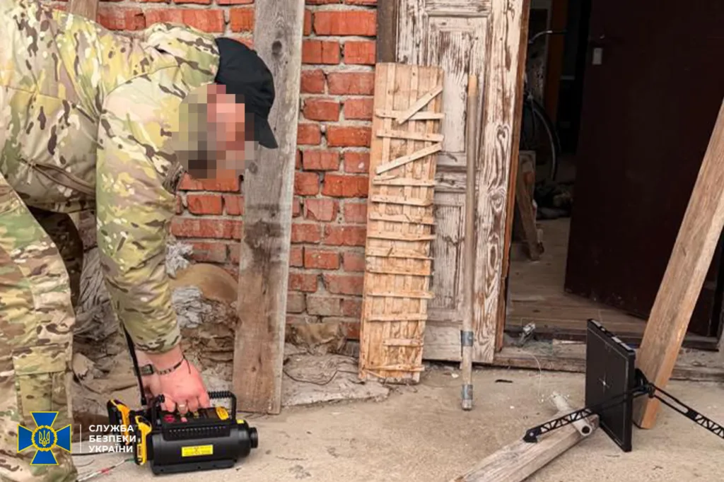 Військовий перевіряє підозрілу будівлю спеціальним обладнанням