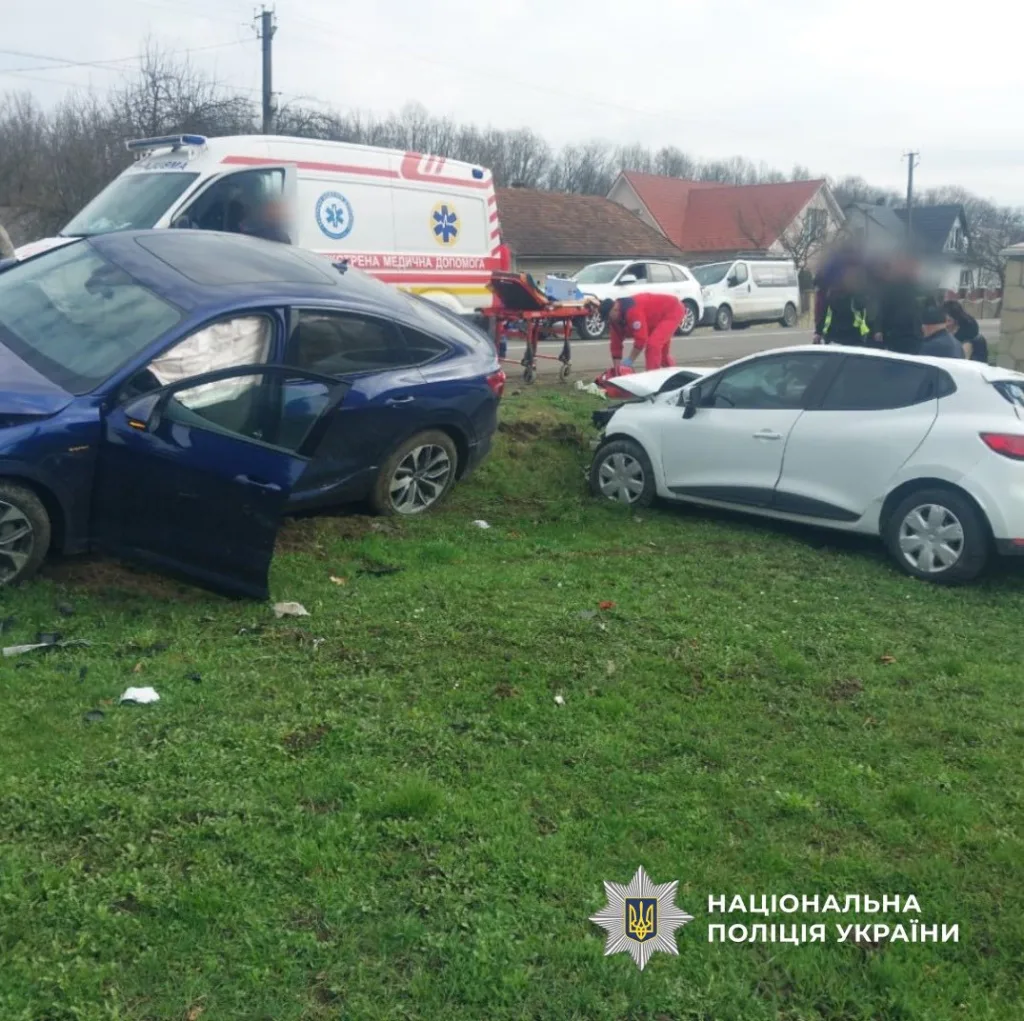Дорожня аварія з двома автомобілями та швидкою допомогою