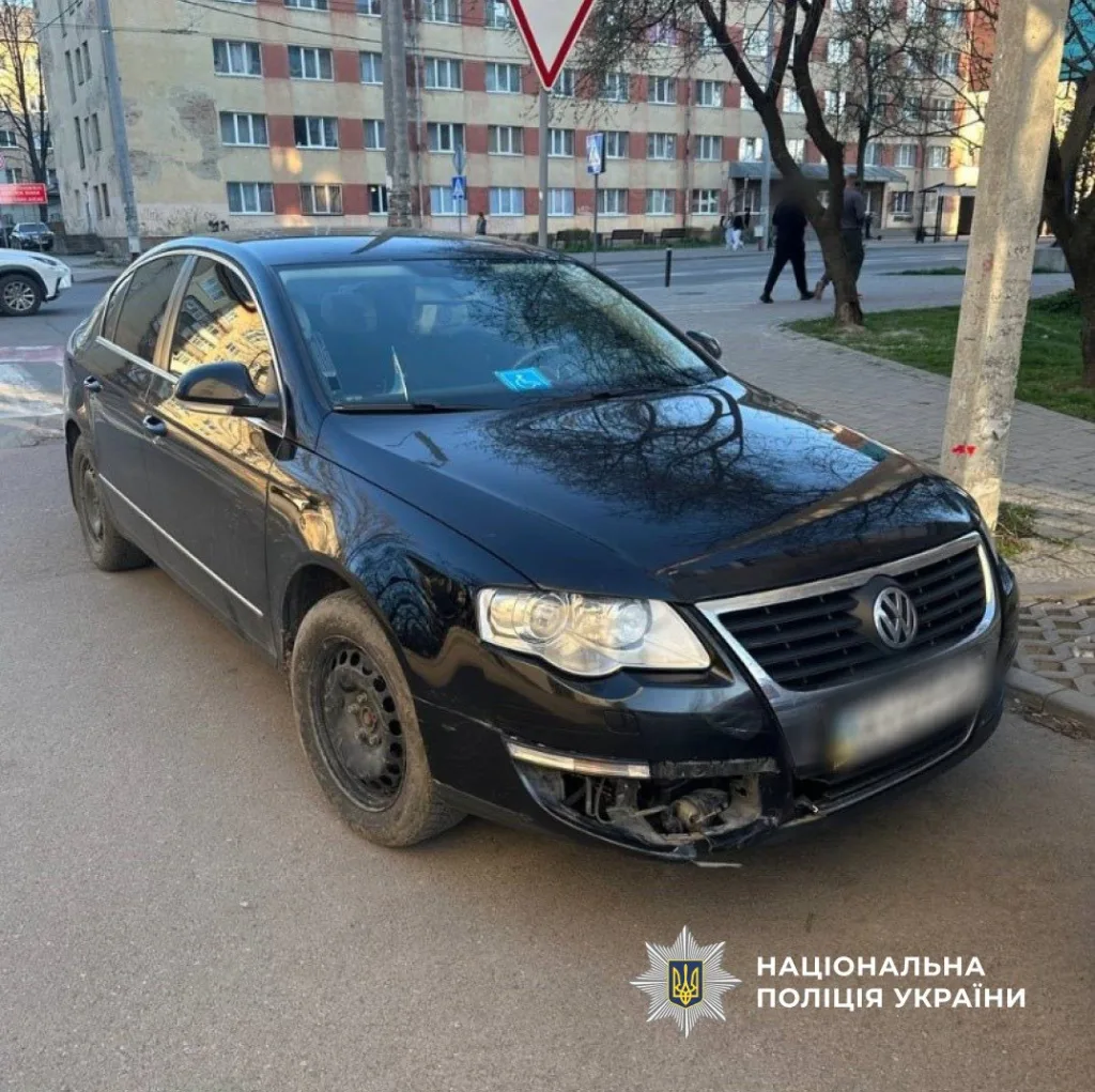 Пошкоджений чорний автомобіль Volkswagen на міській вулиці