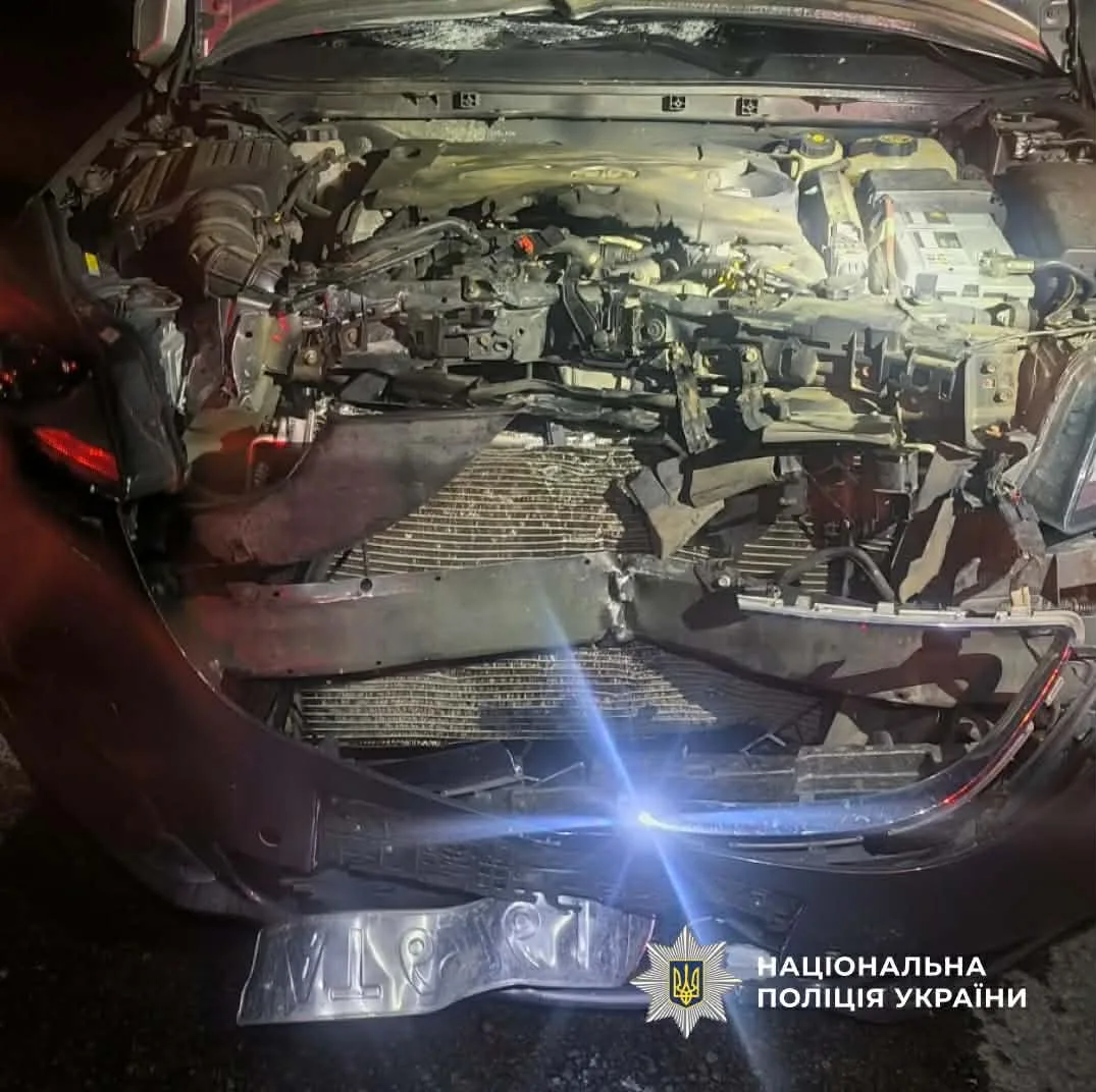 Пошкоджений автомобіль після аварії вночі