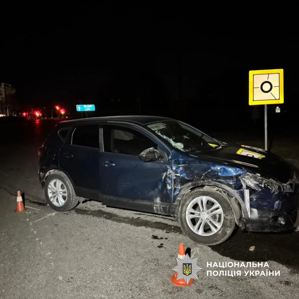 Пошкоджений автомобіль після нічної ДТП в Україні