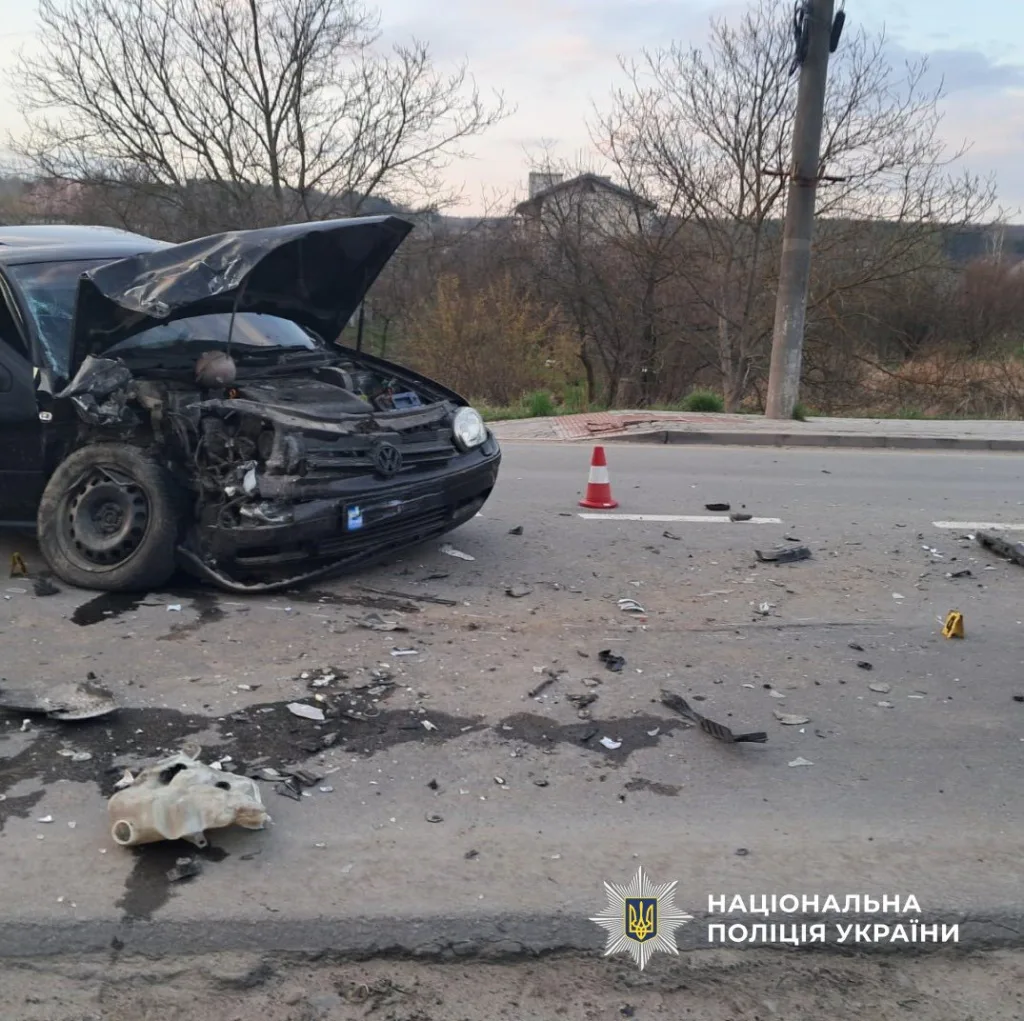 Дорожньо-транспортна пригода з пошкодженим автомобілем