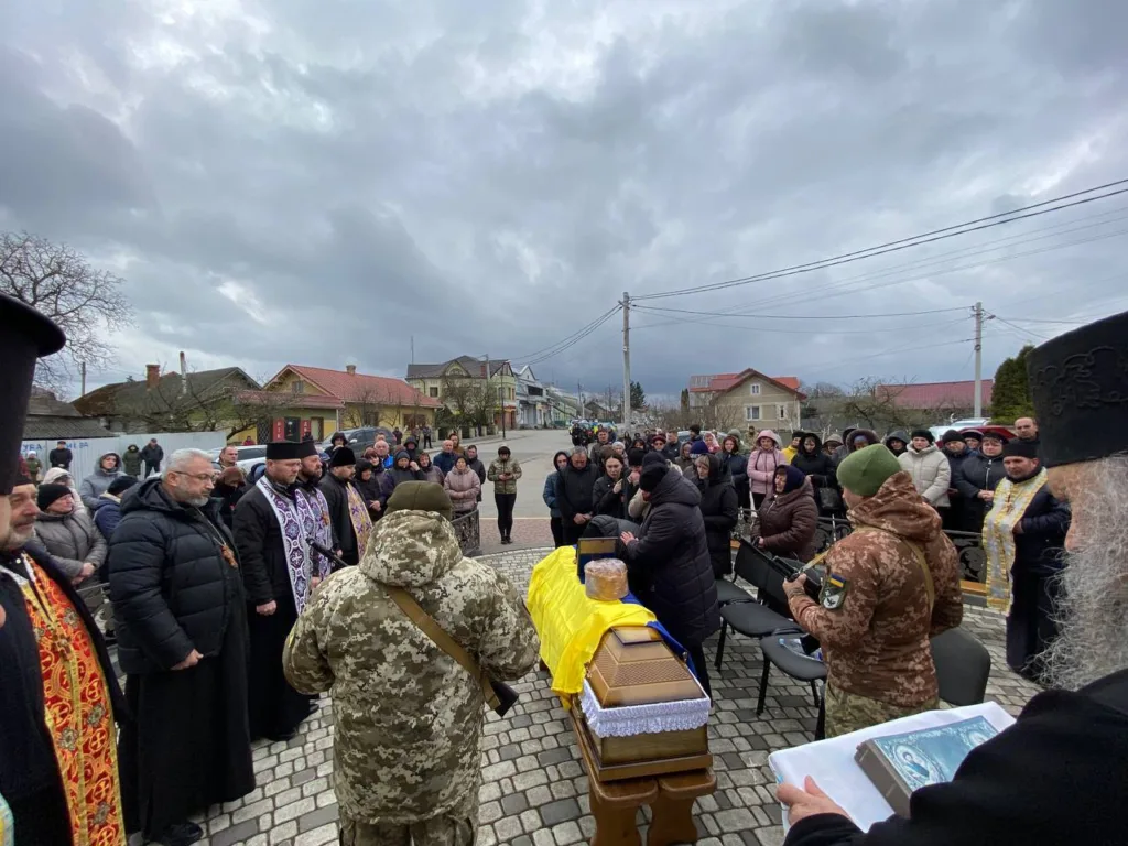 Похорон військового у присутності громади та священників