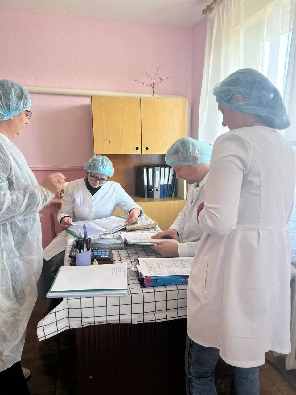 Медичний персонал працює з документами в кабінеті