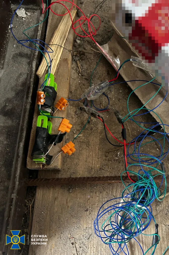 Саморобний пристрій з дротами на дерев'яній дошці