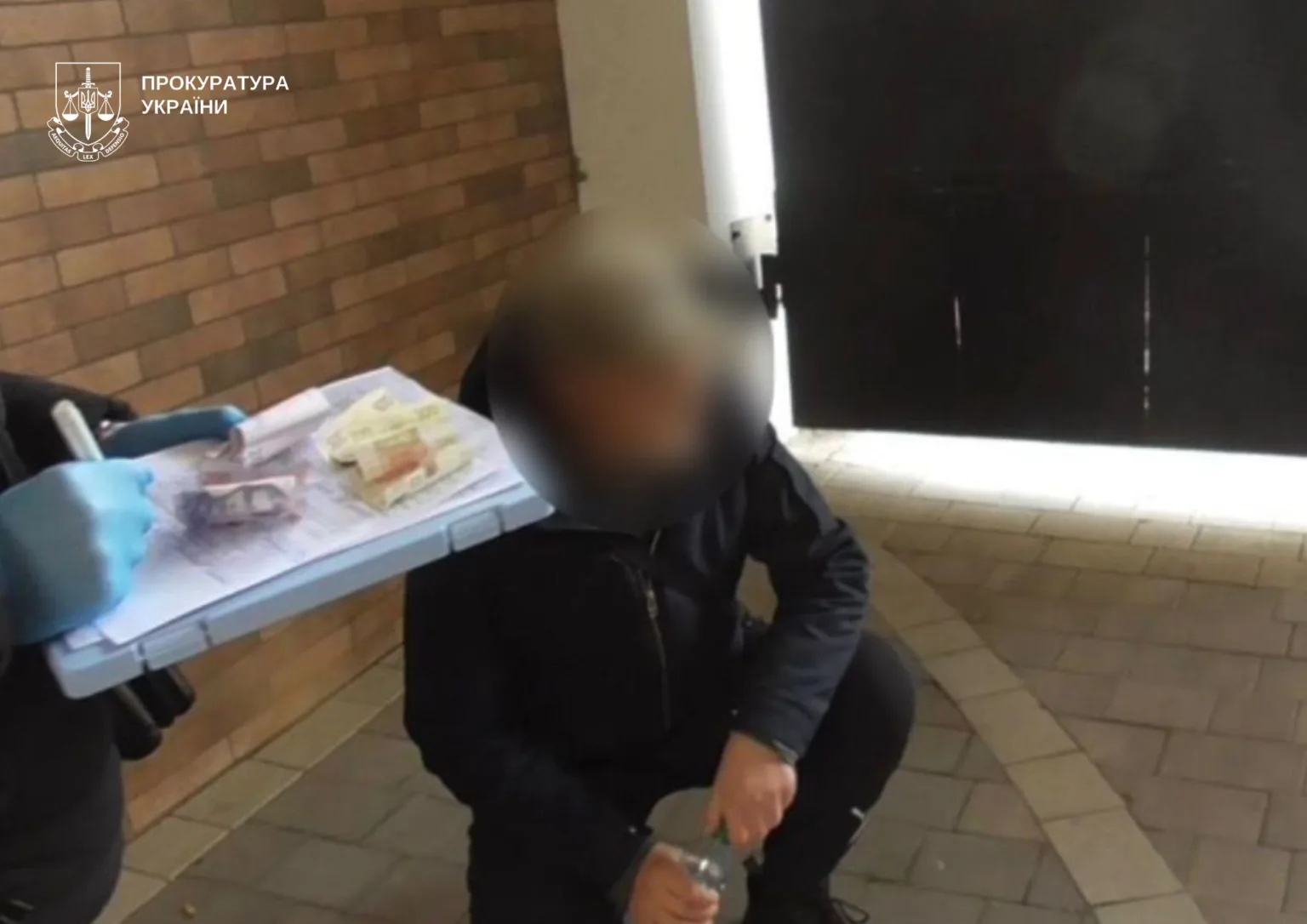Затримання особи з грошима прокуратурою України