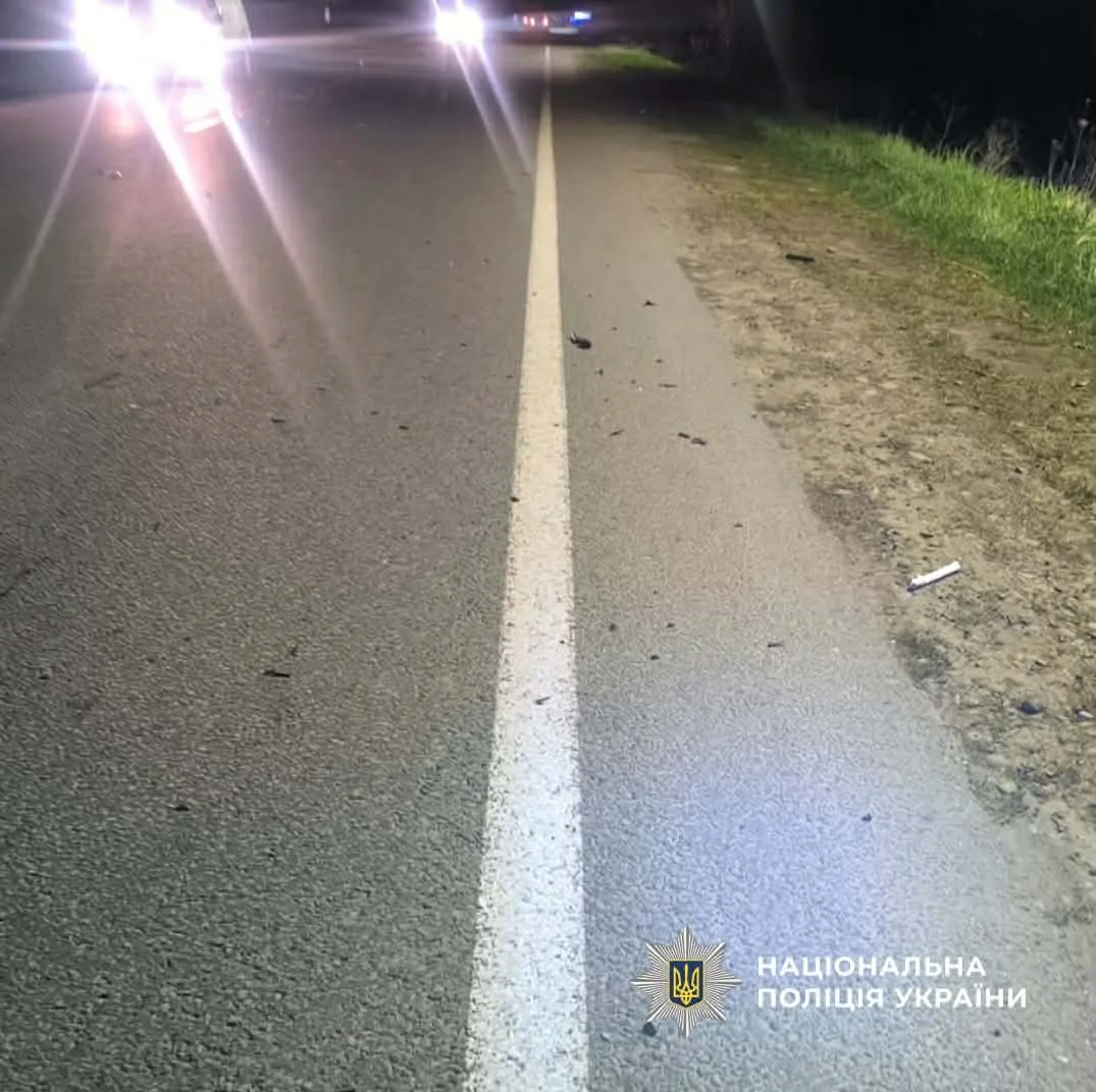 Нічна дорога з фарами автомобілів