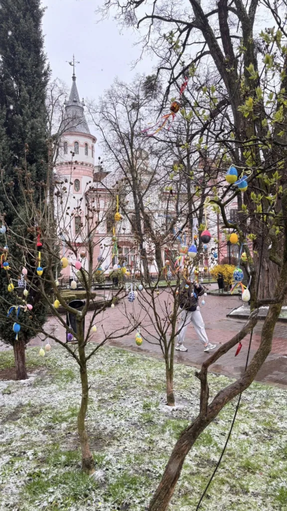 Парк із розмальованими пасхальними яйцями на деревах