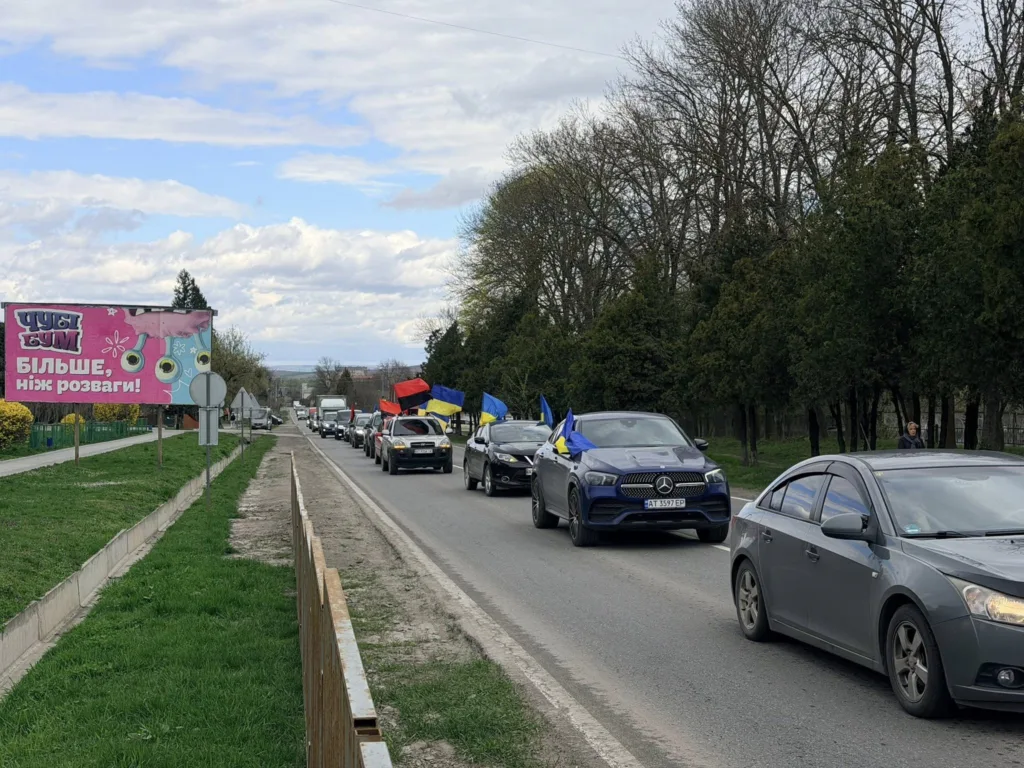 Автоколона з українськими прапорами на вулиці