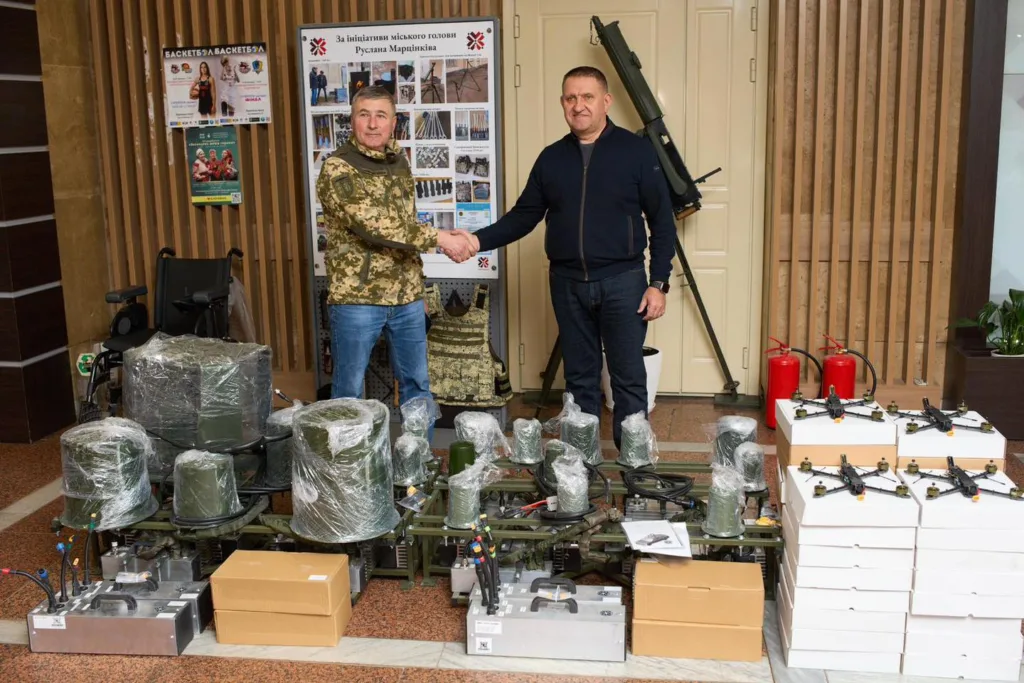 Вручення військового обладнання українським захисникам