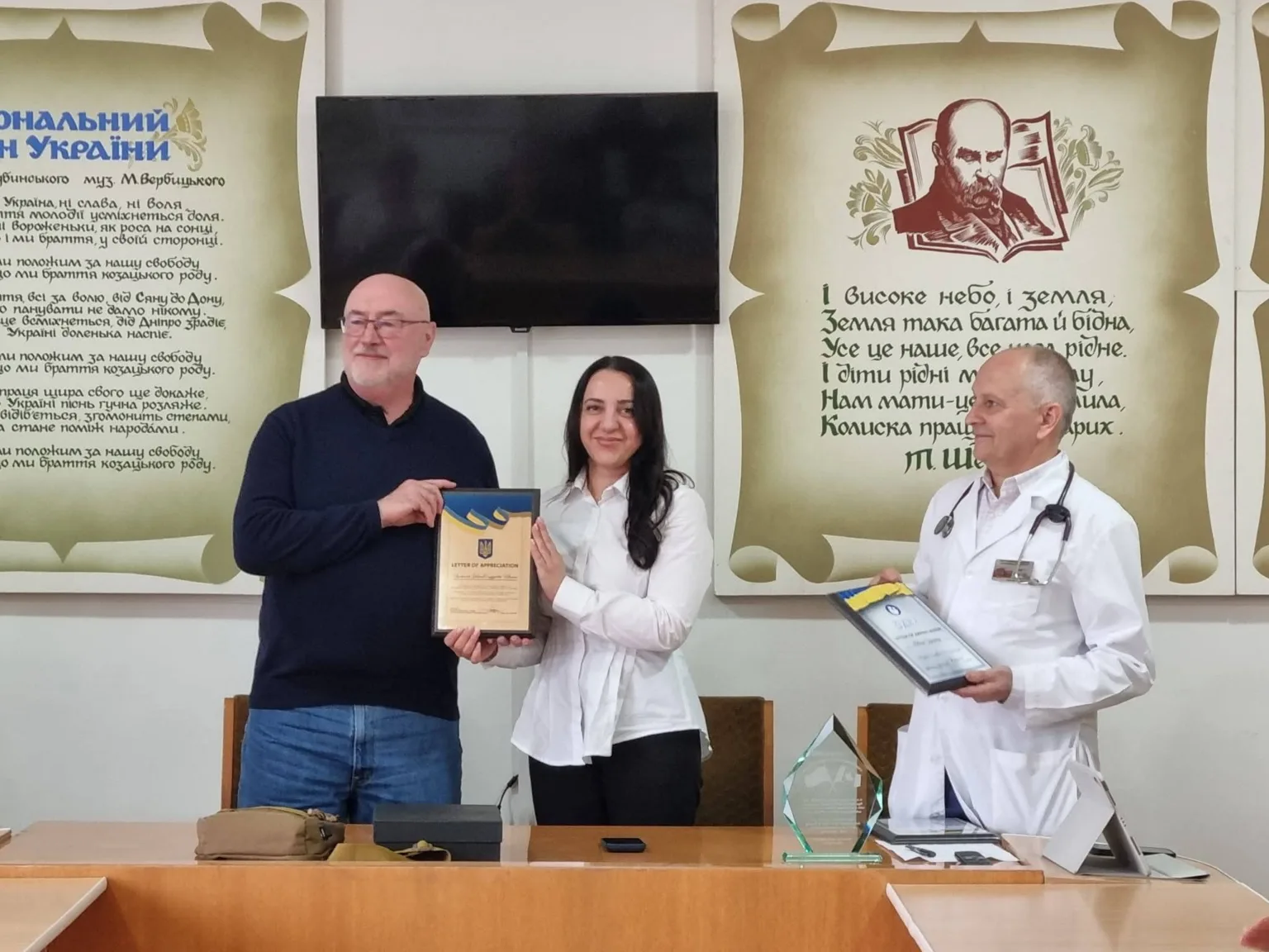 Вручення подяки у медичному закладі України
