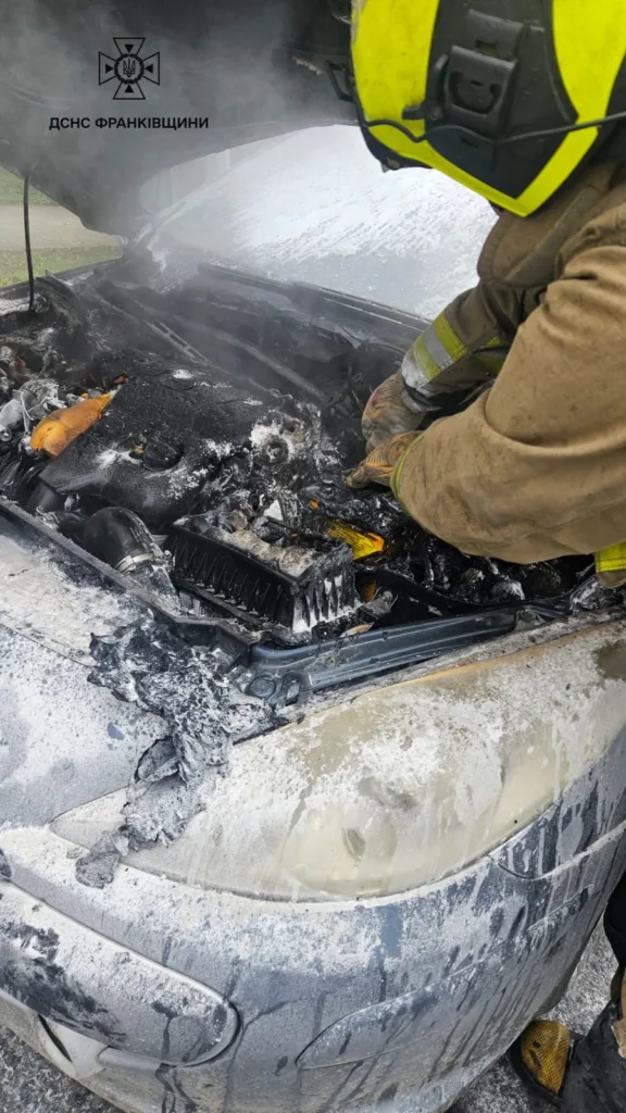 Пожежник гасить загорілий автомобільний двигун