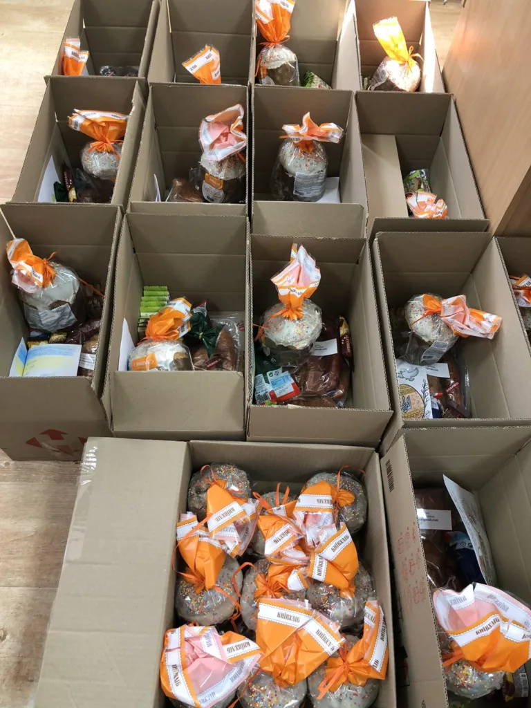 Коробки з пасками та продуктами для благодійної допомоги