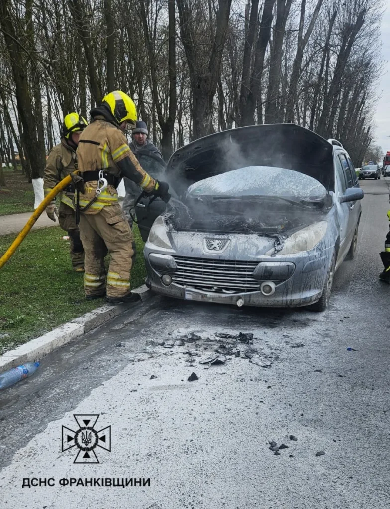 Пожежники гасять займання автомобіля на дорозі