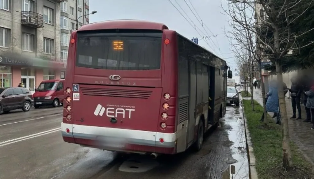 Міський автобус маршруту 52 на зупинці