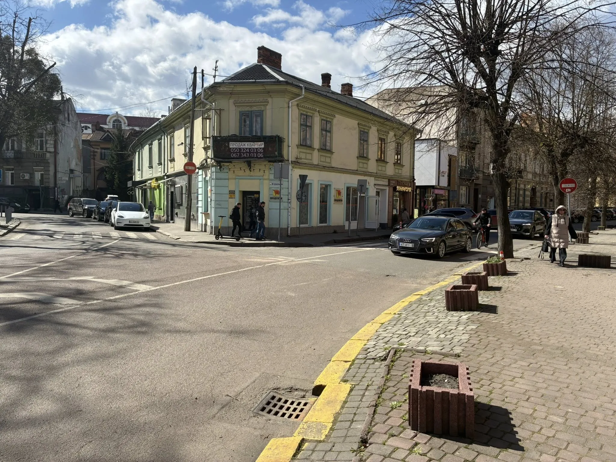 Вуличний перехресток із старими будинками у місті