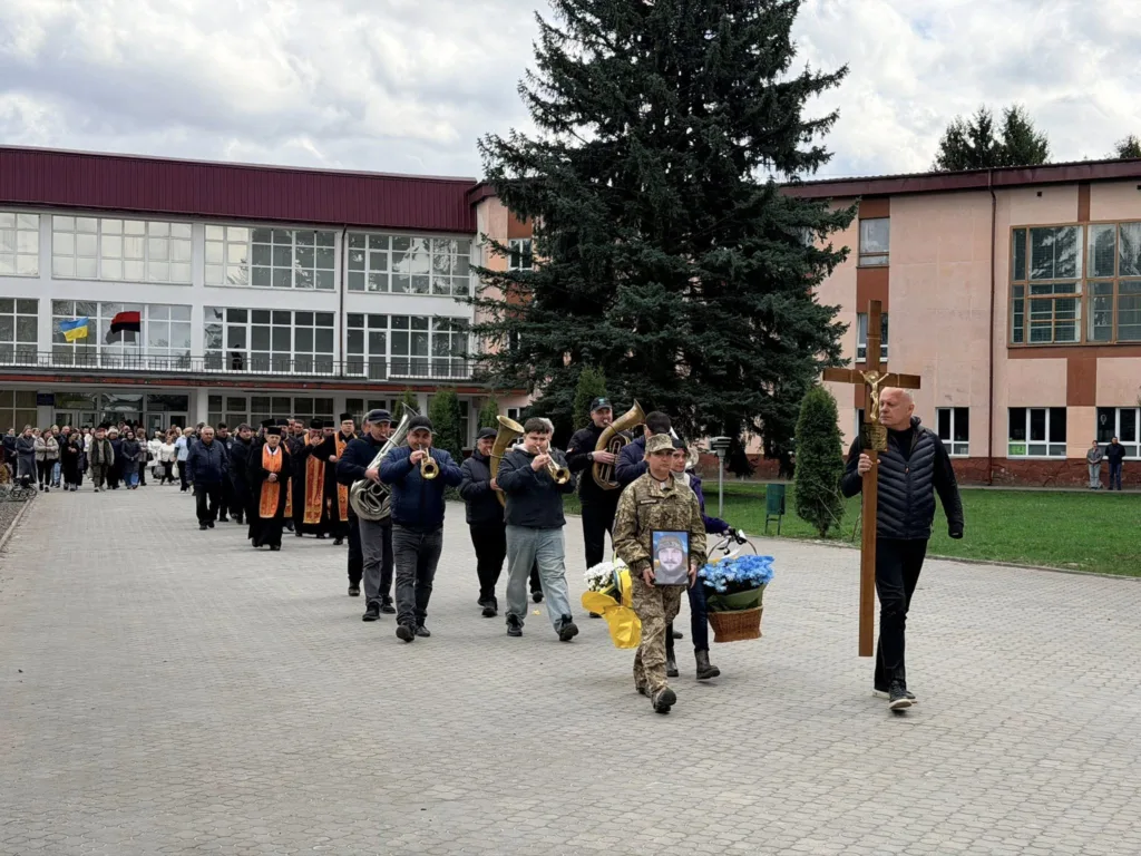 Похоронна процесія біля школи в Україні