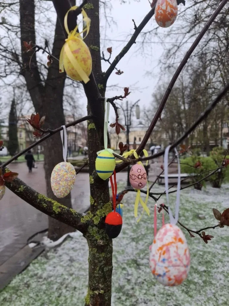 Великодні яйця висять на гілці дерева