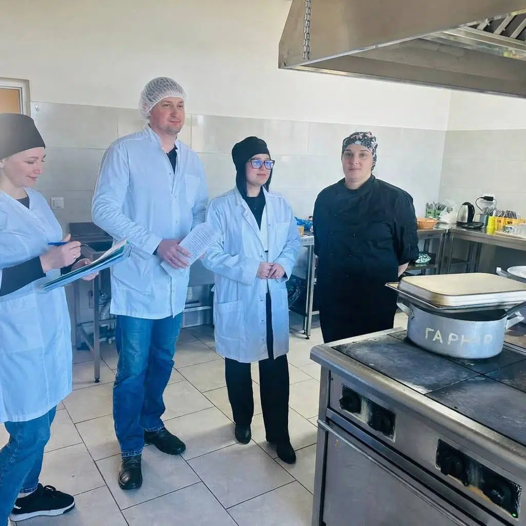 Кухарі та студенти на практиці у навчальній кухні