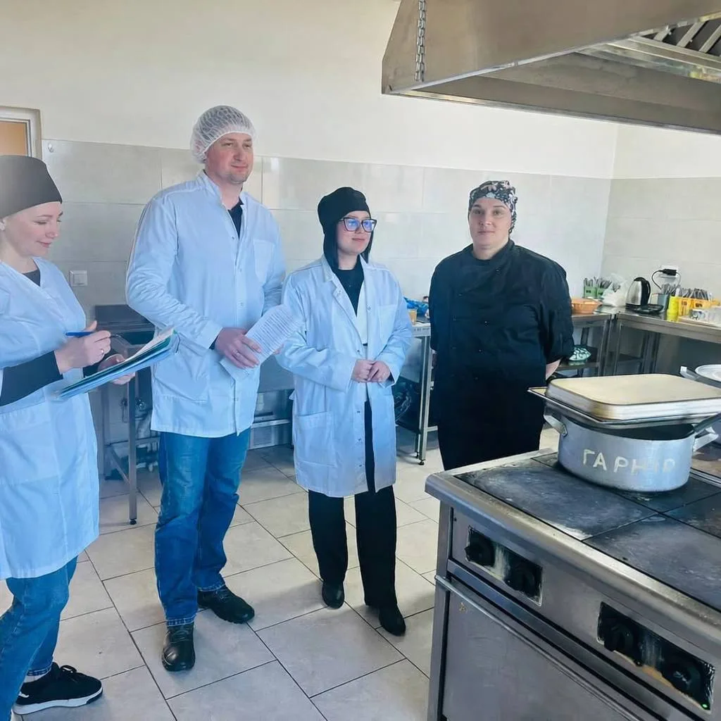 Кухарі та інспектори перевіряють кухню ресторану