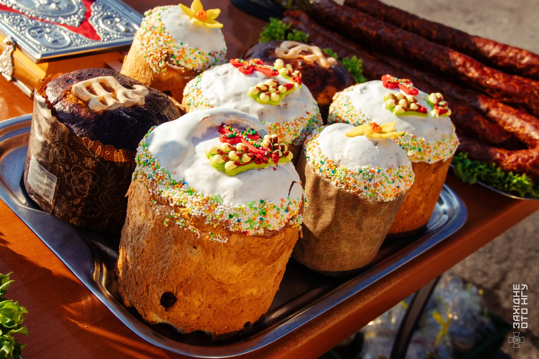 Традиційні українські паски з глазур’ю та прикрасами