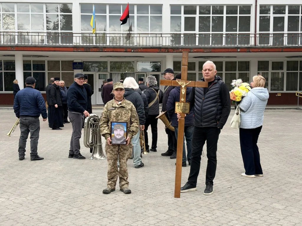 Військові та люди на церемонії прощання