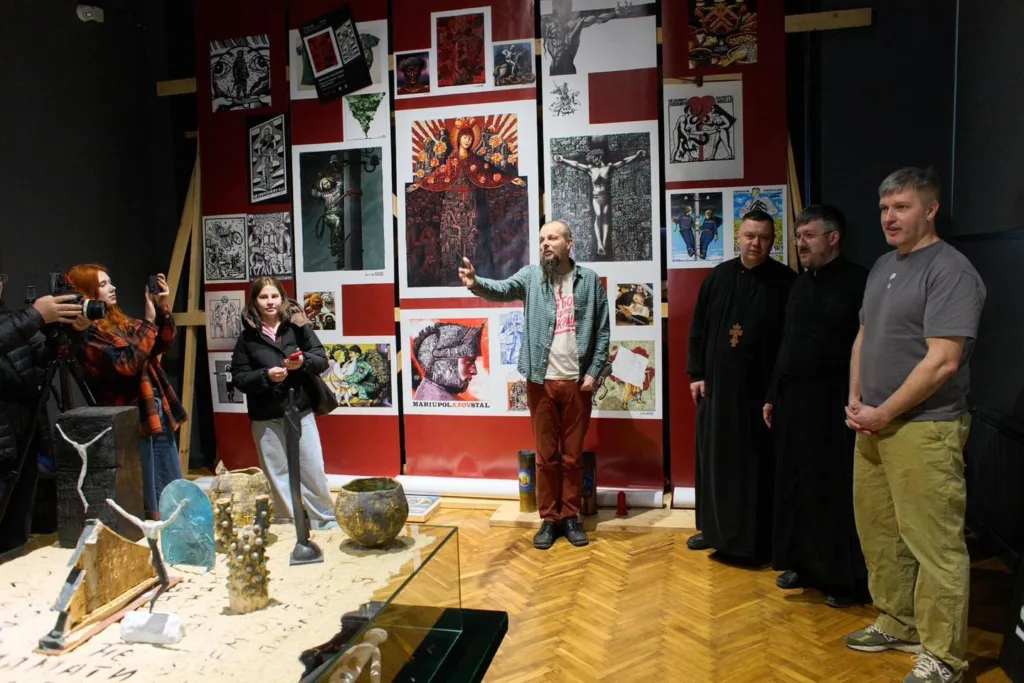 Люди на виставці сучасного українського мистецтва