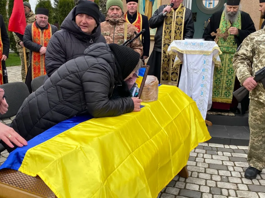 Похорон військового з українським прапором