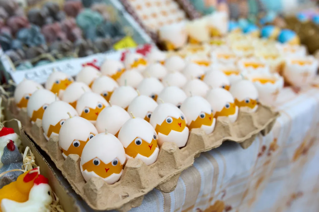 Декоративні свічки у формі курчат у шкаралупі