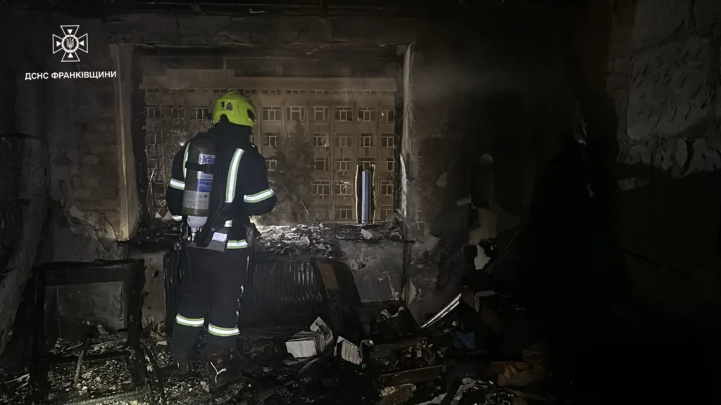 Рятувальник оглядає наслідки пожежі у квартирі