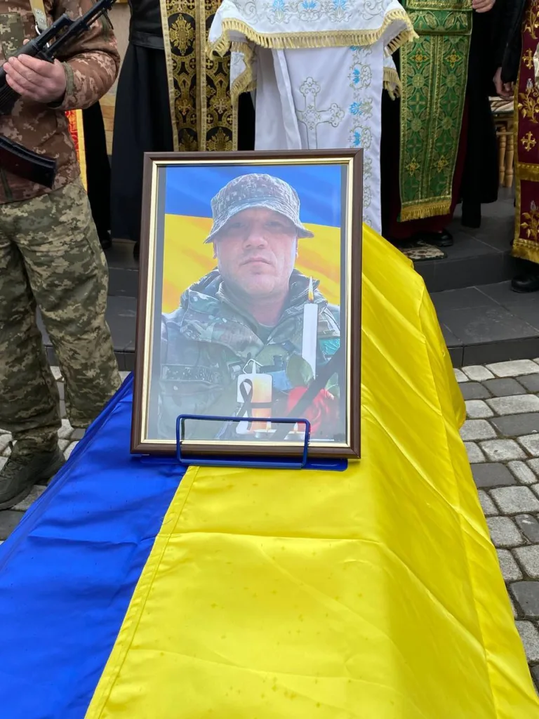 Похорон українського військового з прапором України