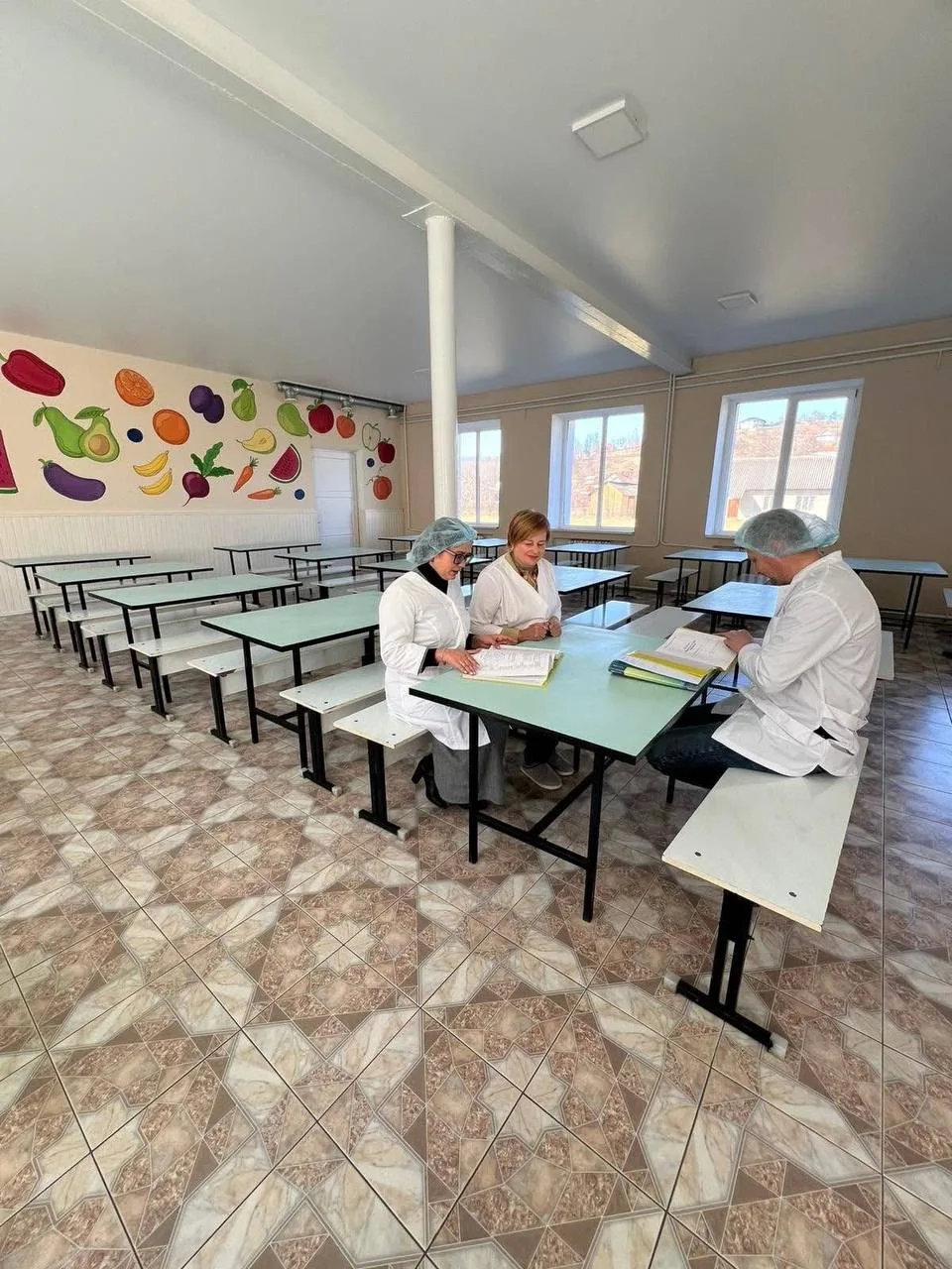 Працівники в їдальні обговорюють документи