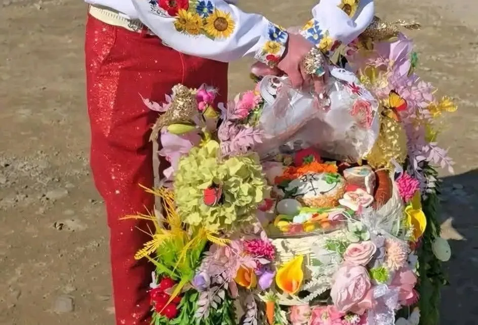 Прикрашений великодній кошик у традиційному українському стилі