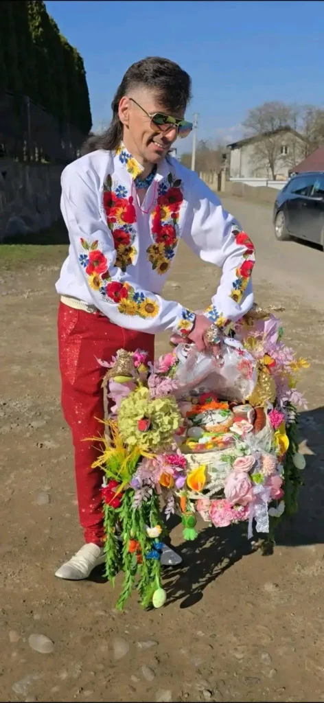 Чоловік у вишиванці з великоднім кошиком на вулиці