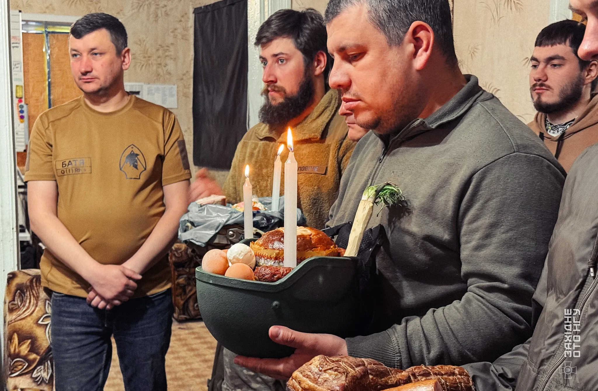 Військові святкують Великдень із паскою та свічками