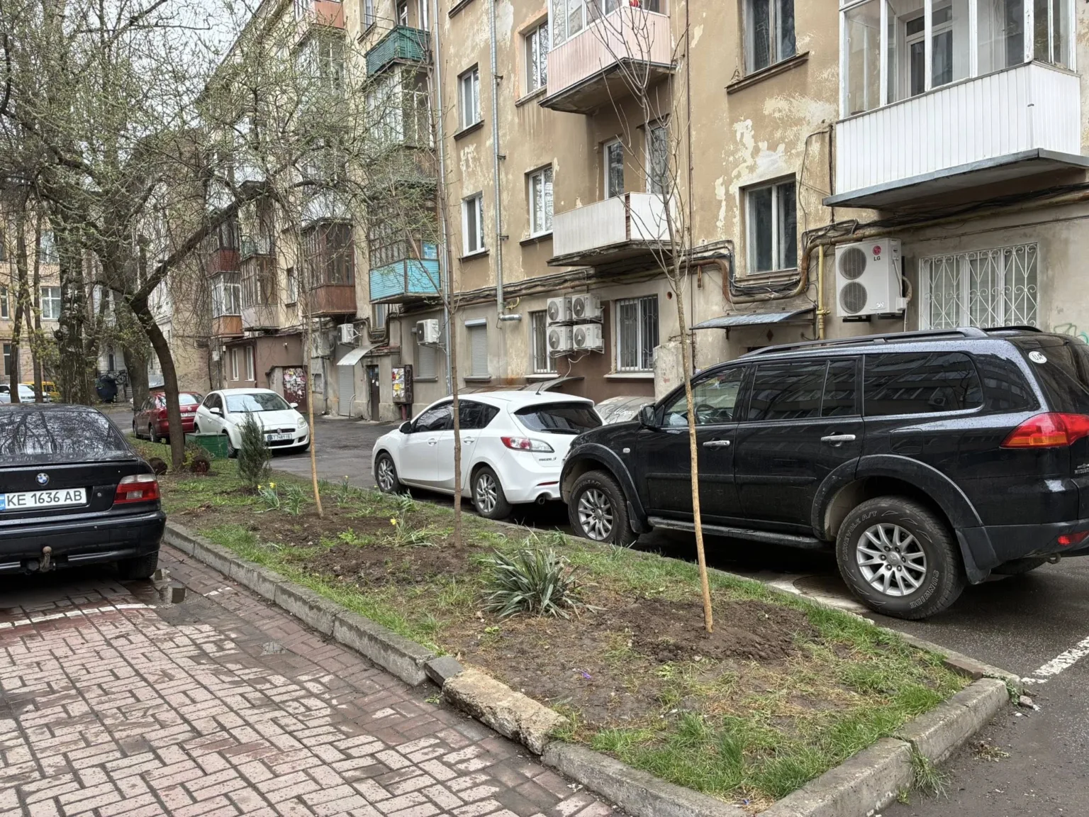 Припарковані автомобілі біля житлового будинку