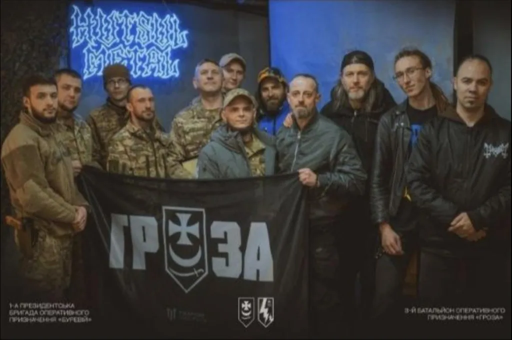 Військові та музиканти тримають прапор Гроза