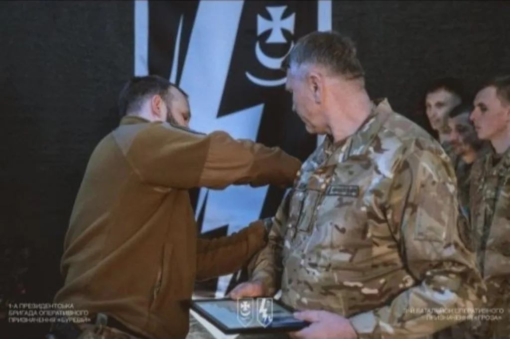 Вручення нагороди українському військовому