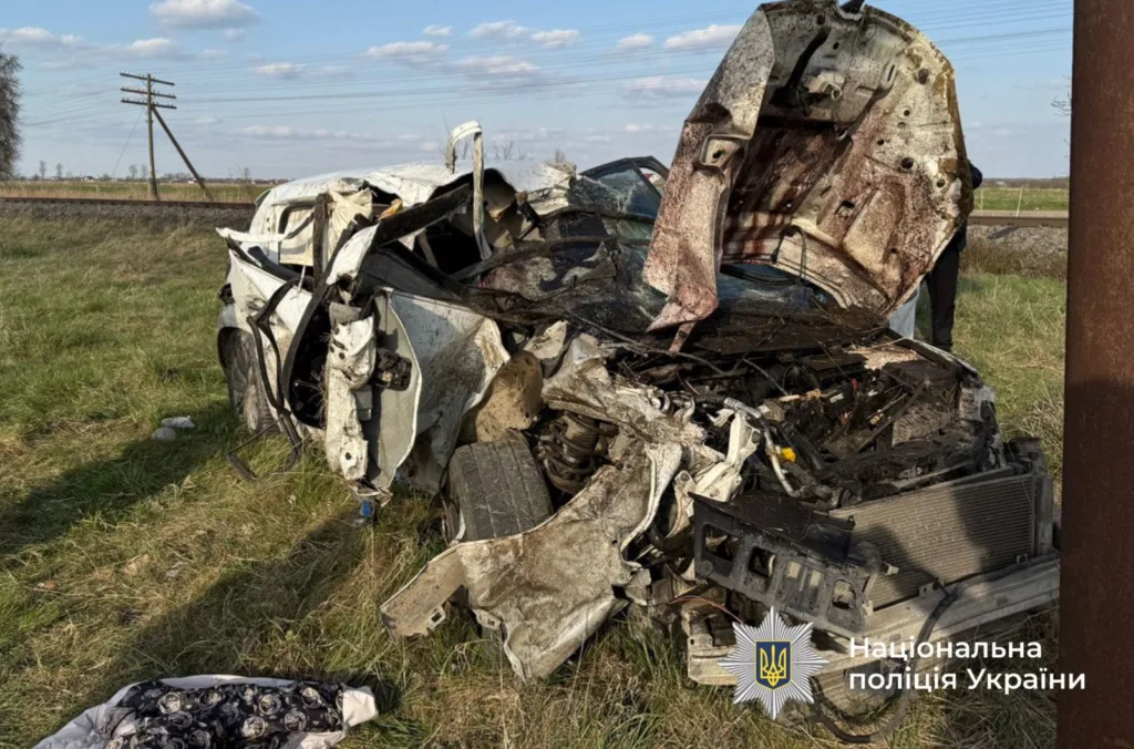 Розбите авто після серйозної дорожньо-транспортної пригоди