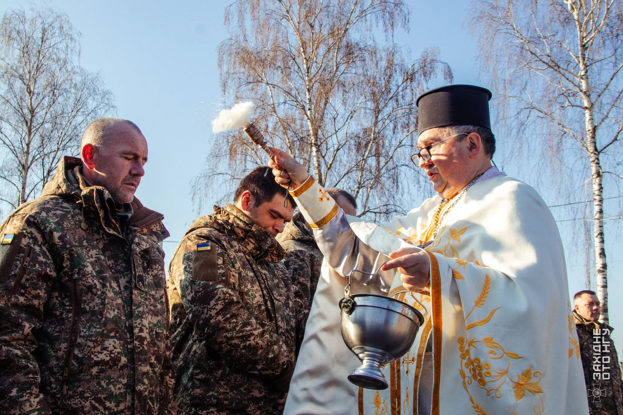 Священник освячує українських військових на вулиці