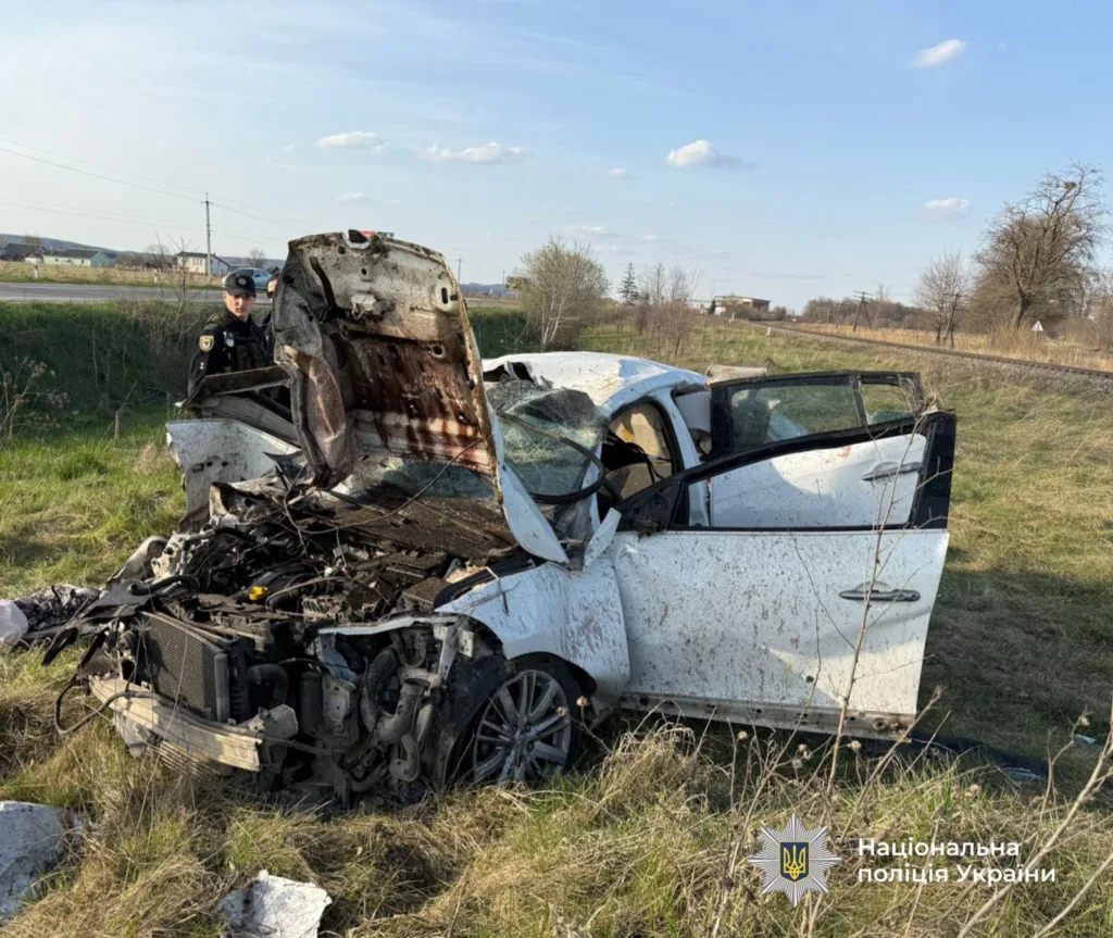 Розбите авто після аварії на узбіччі дороги