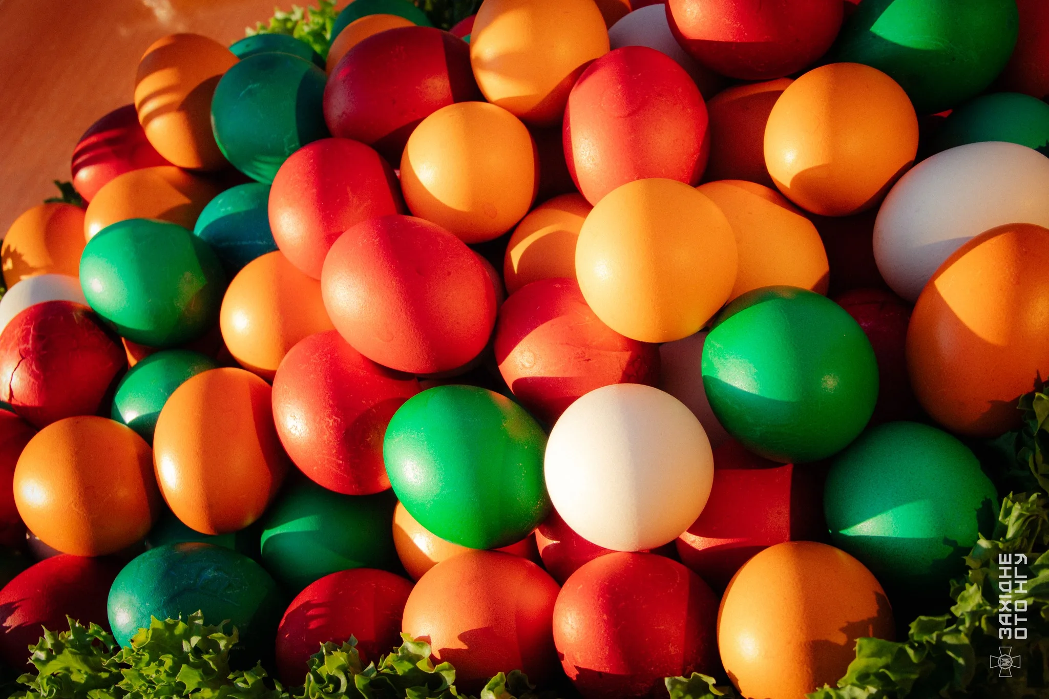 Кольорові великодні яйця на святковому столі