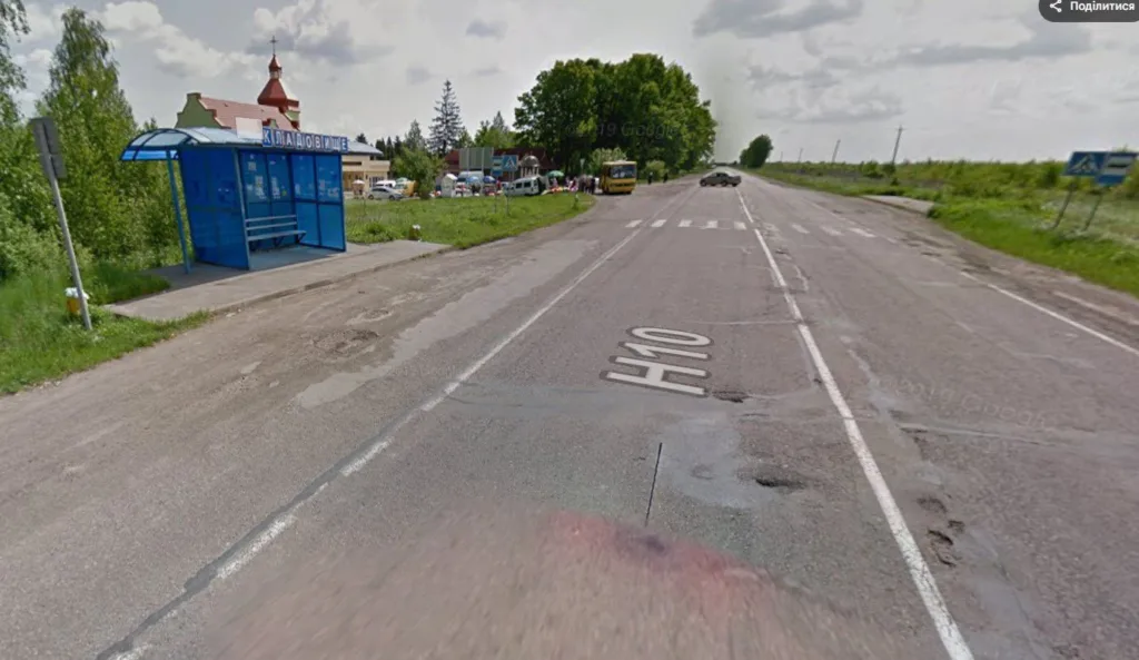 Автобусна зупинка біля дороги Н10 в селі