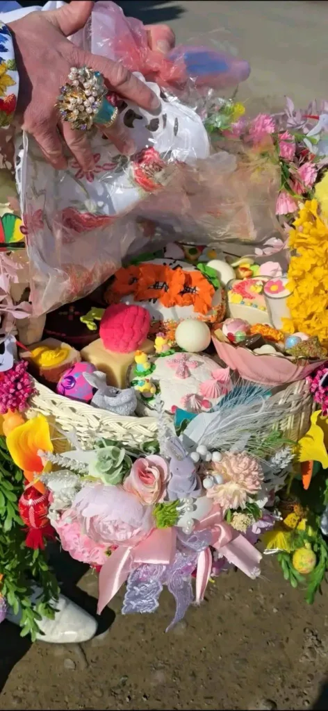 Пасхальний кошик з кольоровими декоративними прикрасами