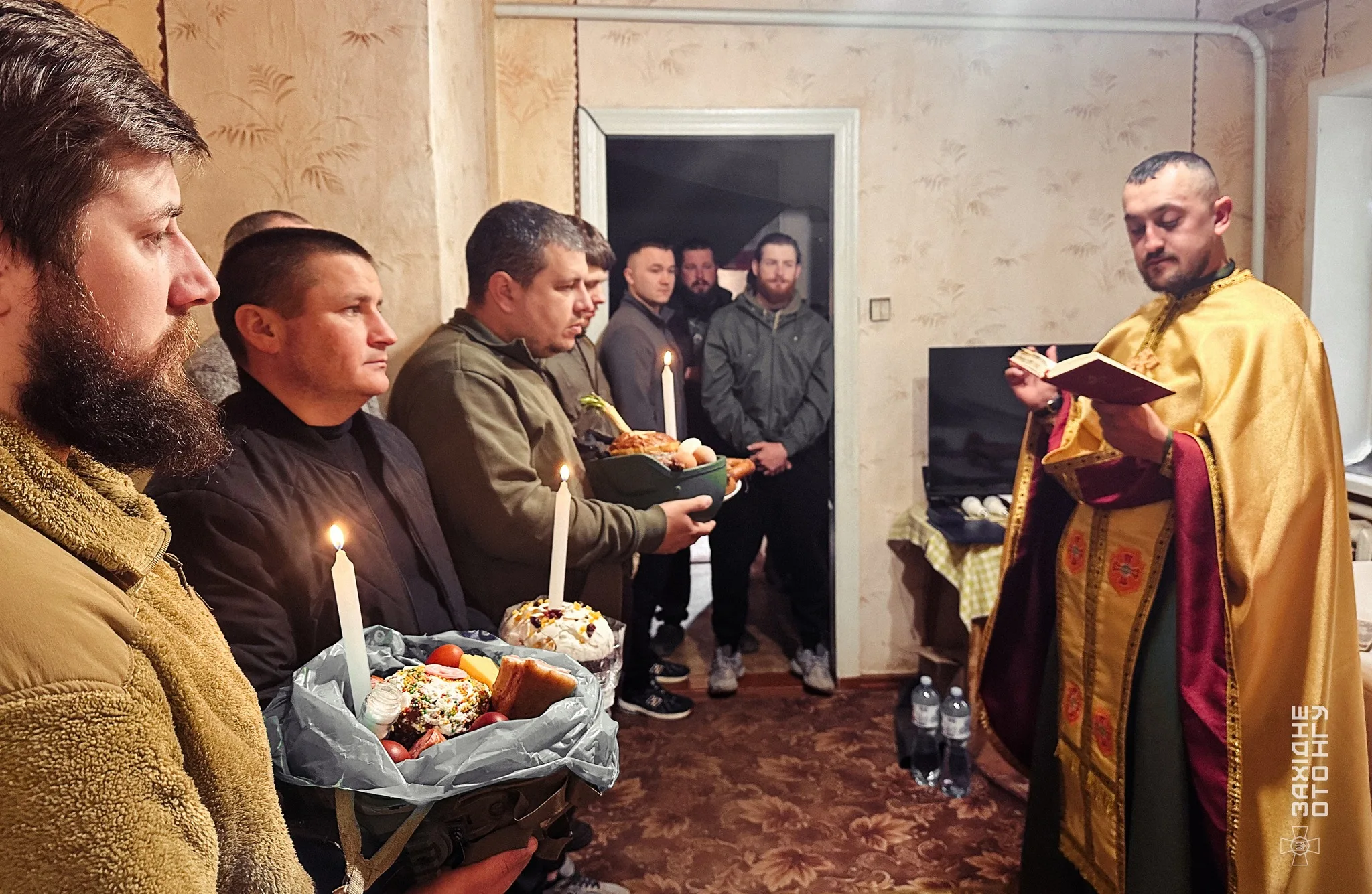 Священник благословляє великодні кошики українських військових