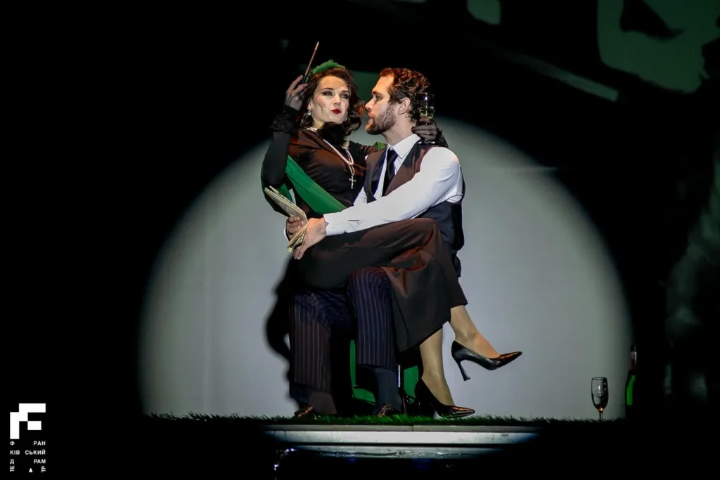 Сцена театральної вистави з акторами на сцені