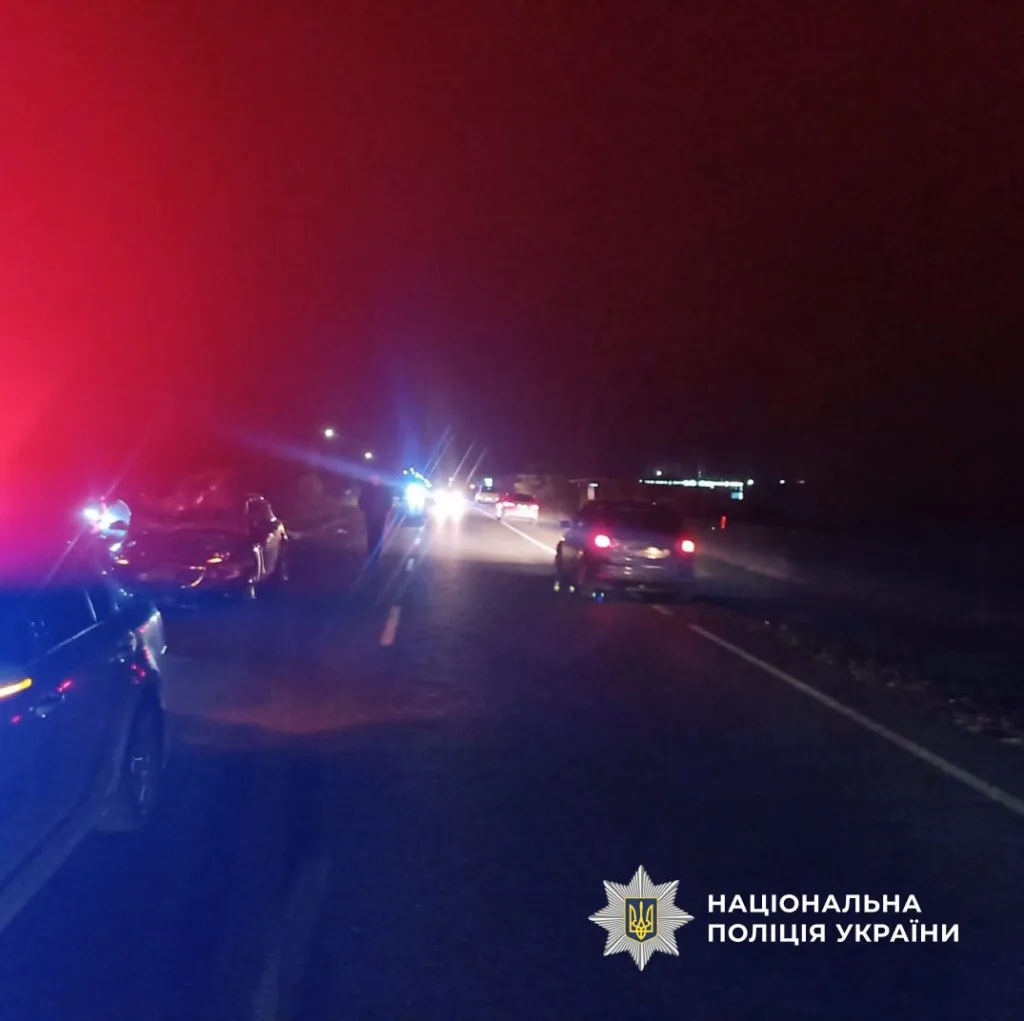 Нічна дорожньо-транспортна пригода за участю поліції