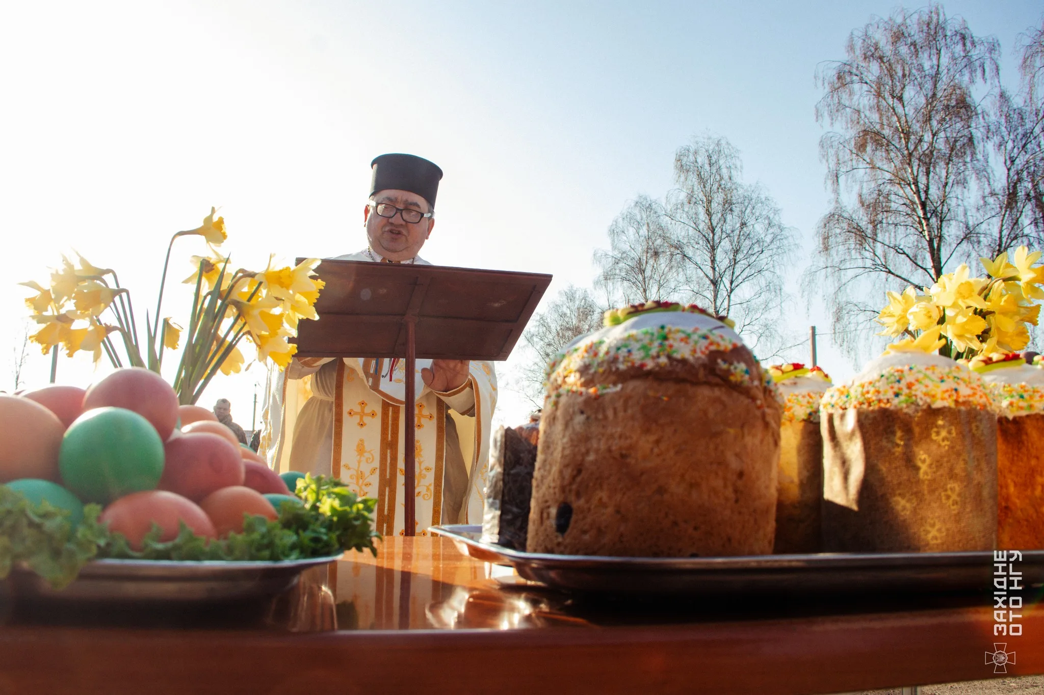 Священник освячує паски та писанки на Великдень
