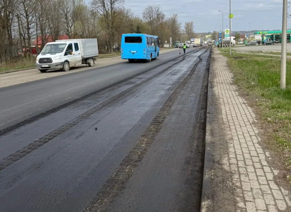 Ремонт дорожнього покриття на міській вулиці